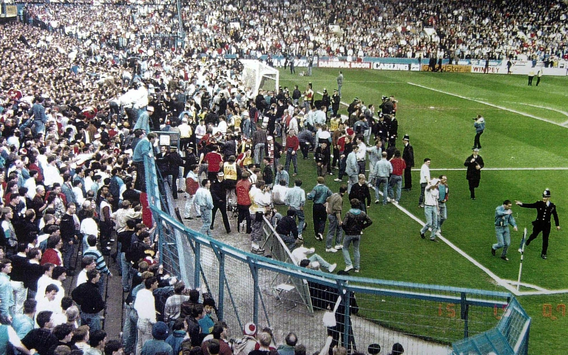 Стадион Хиллсборо в Шеффилде, 1989. Стадион Хиллсборо в Шеффилде, 1989 год, Англия. Стадион Хиллсборо в Шеффилде 1989 год Англия давка. 15 Апреля 1989 года на стадионе Хиллсборо в Англии. Сегодня в 15 25